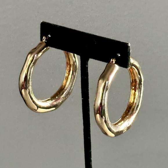 New without Tags Robert Lee Morris Gold Sculpted Hoop Earings - Picture 5 of 7